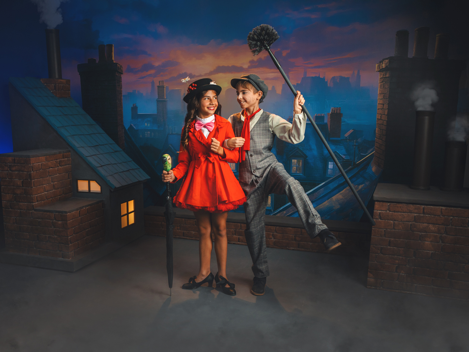 Niños con Mary Poppins en chimenea
