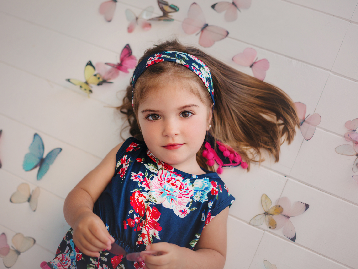 Niña con mariposas en estudio
