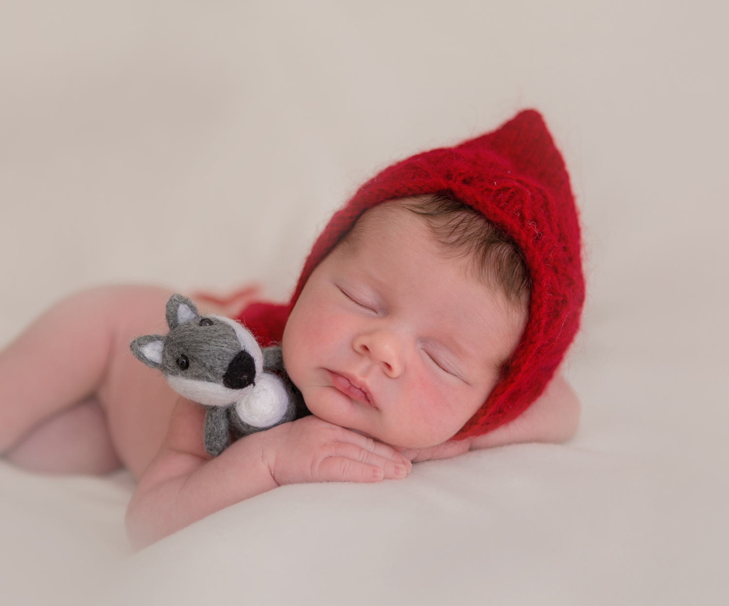 Bebé con sombrero rojo - Fotografía infantil Cartagena
