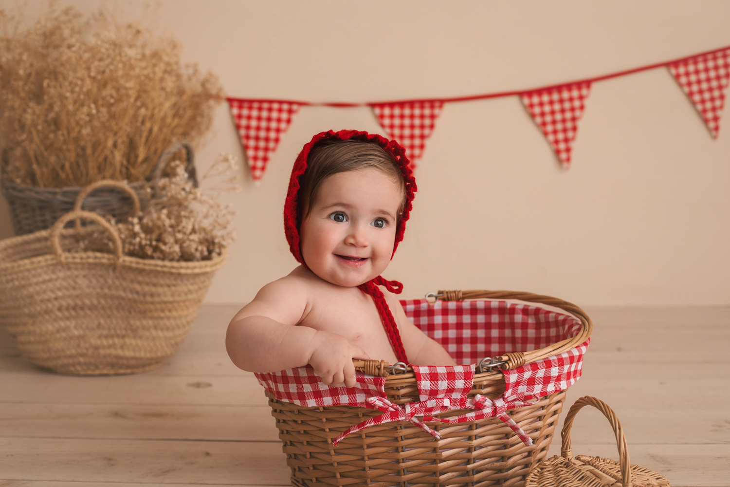 Niña con cesta y pañuelo rojo - Fotografía infantil