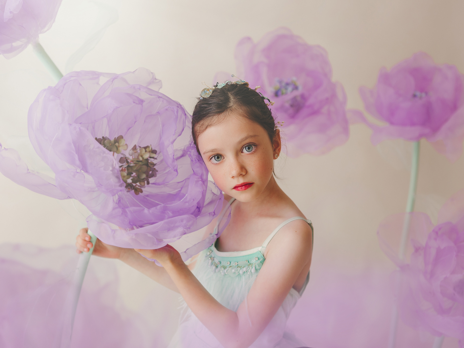 Niña con flores moradas - Estudio Felipe