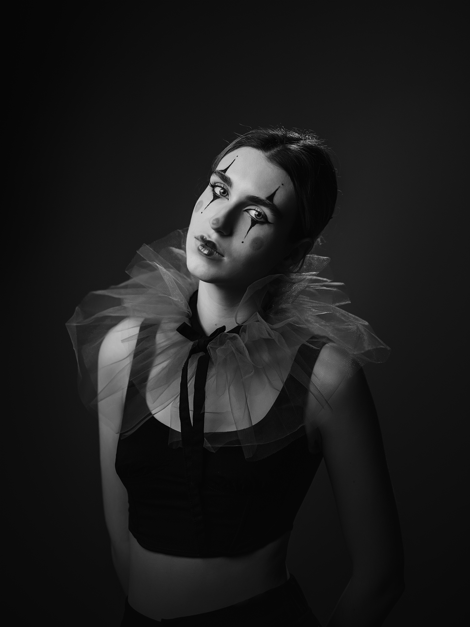 Retrato con maquillaje de payaso en blanco y negro