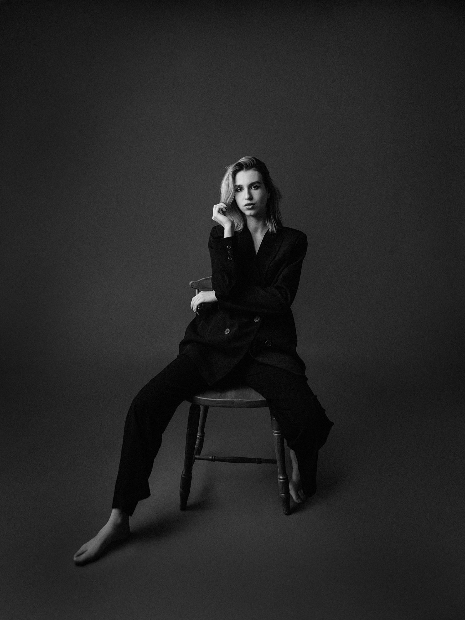 Chica sentada en blanco y negro