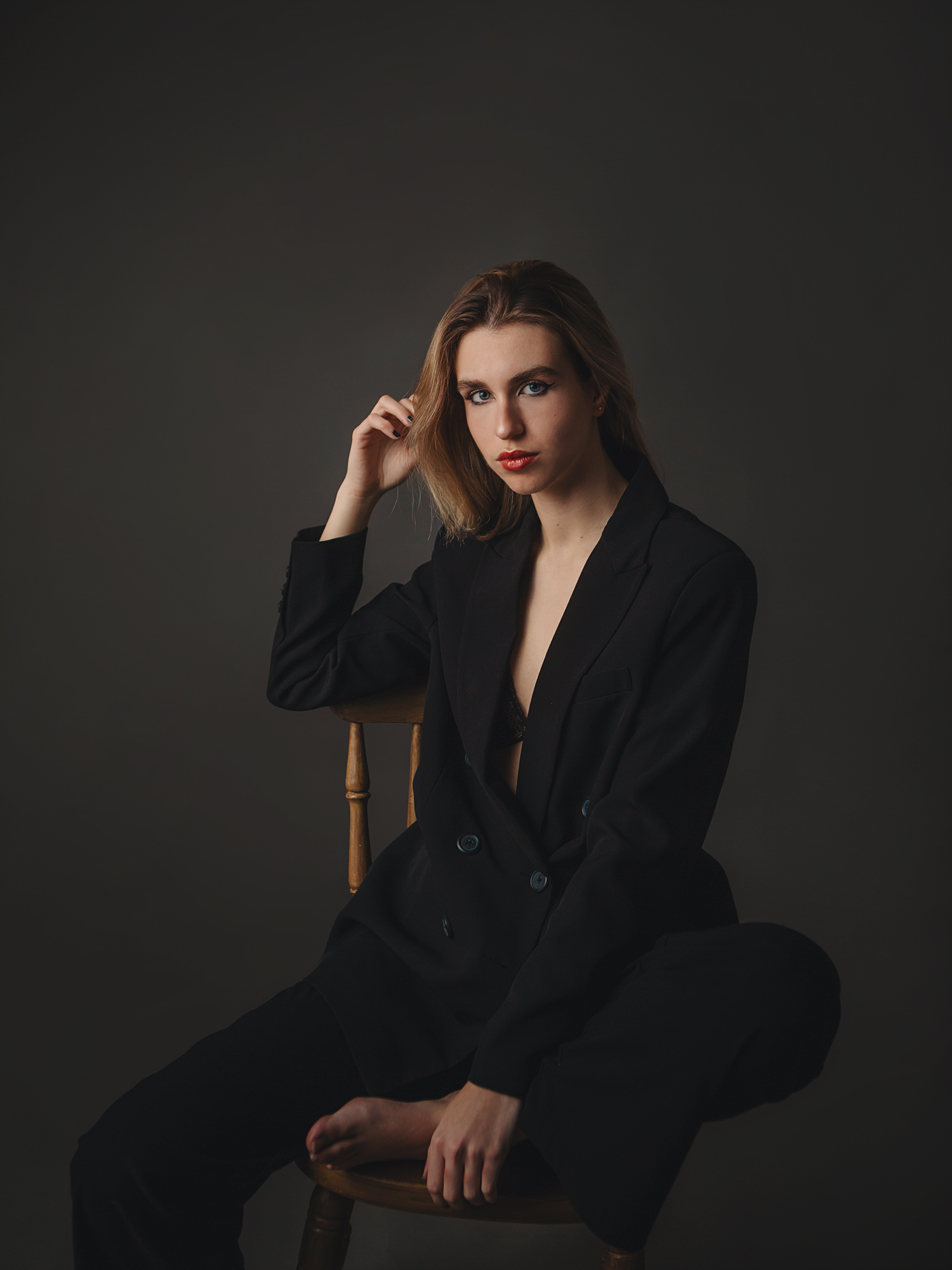 Chica sentada en color