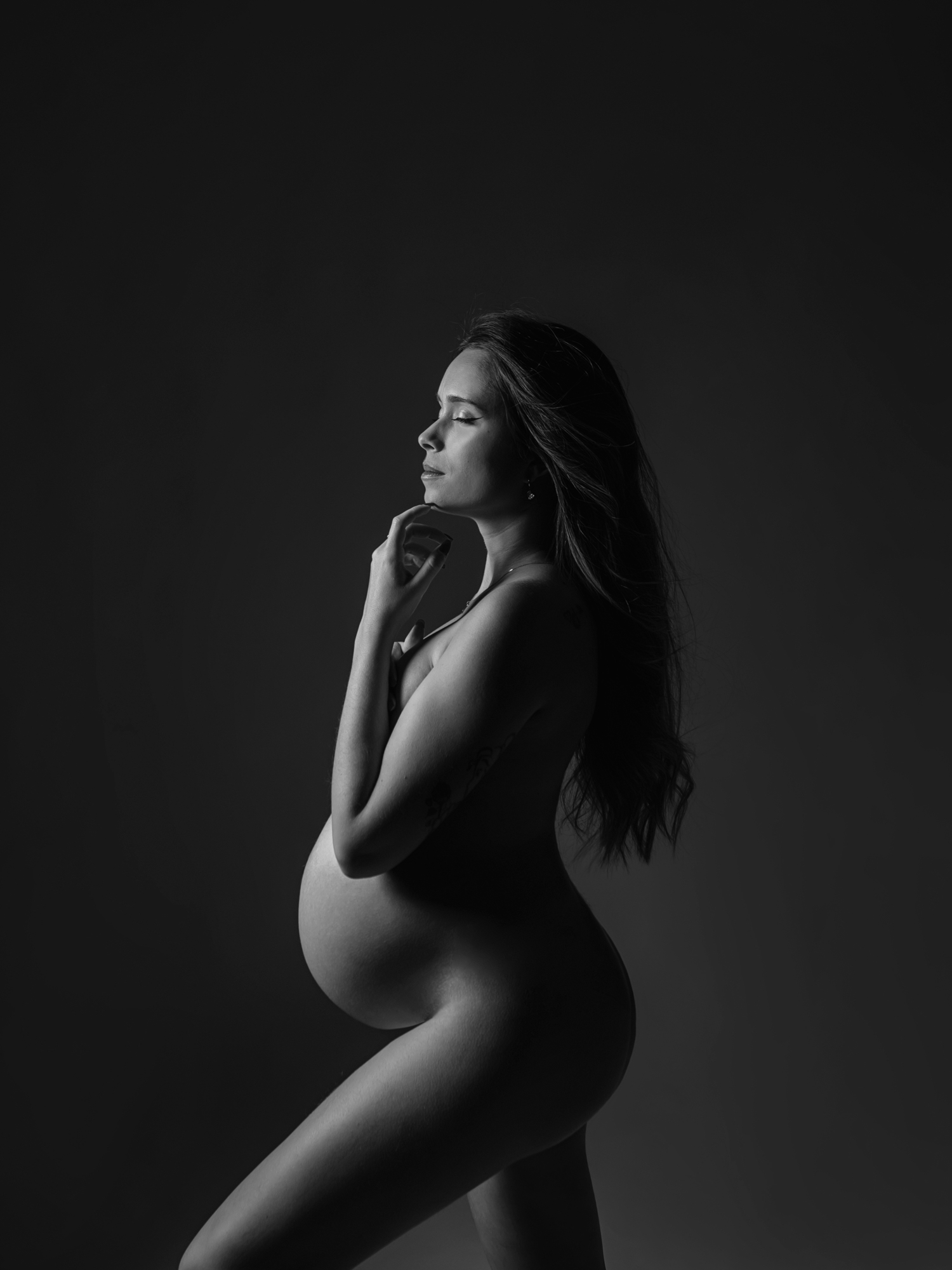 Embarazada de pie, plano entero