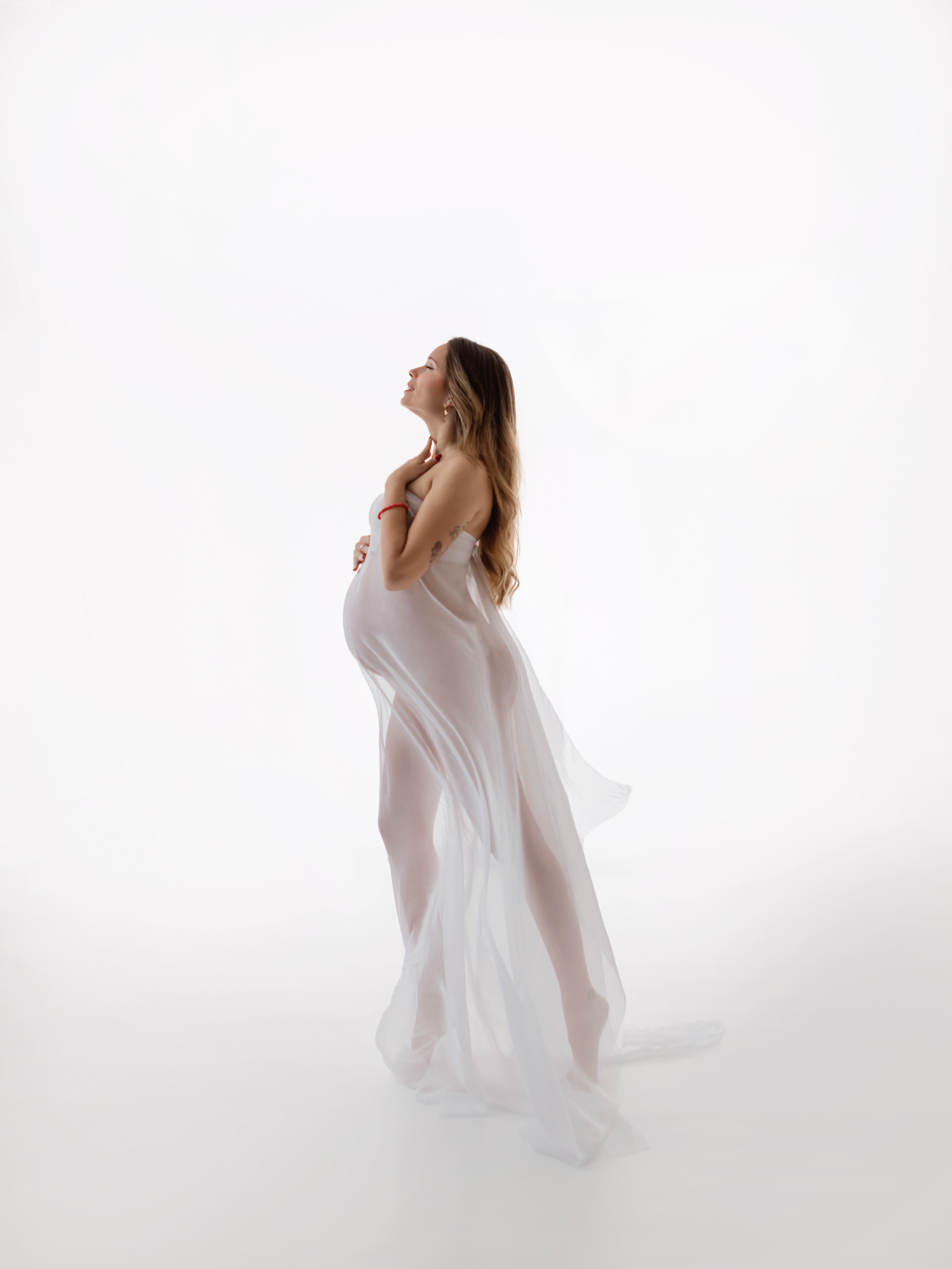 Embarazo con vestido blanco - Retrato en Cartagena